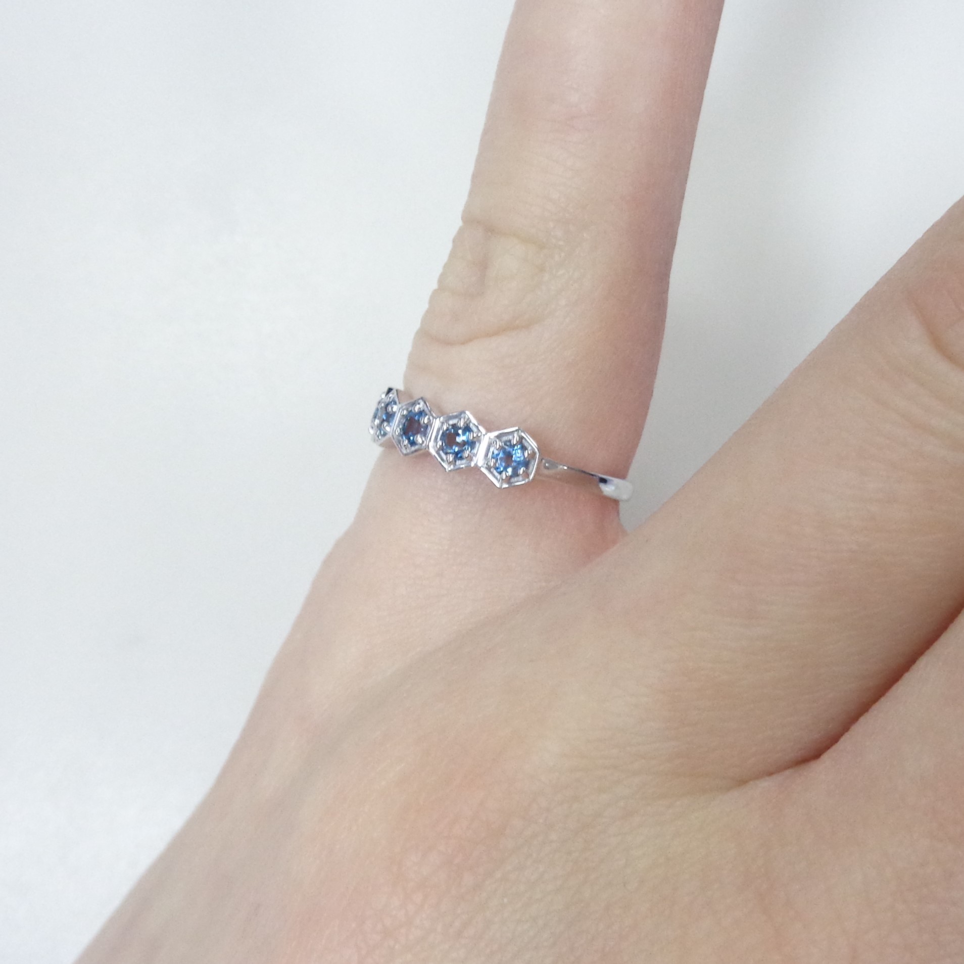 Кольцо из белого золота с топазами